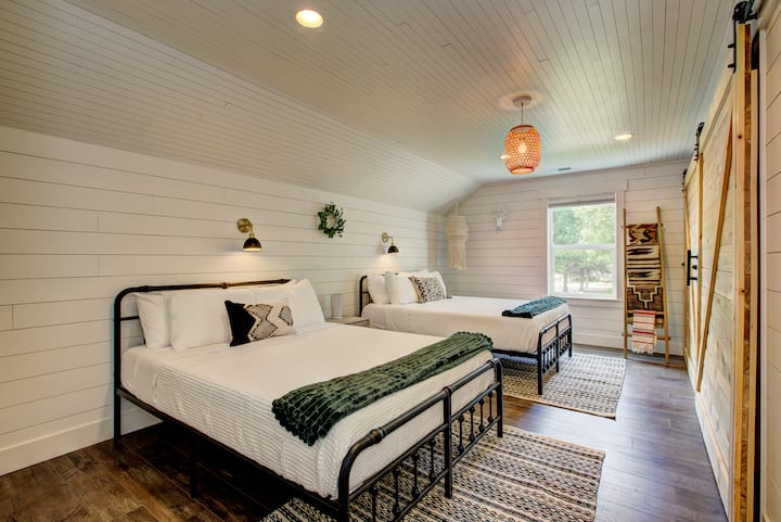 Dormitorio en la planta superior con 2 camas tamaño queen.