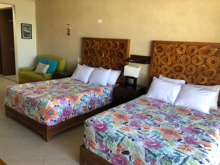 Chumba cha 3 · Vitanda 2 vya malkia
Televisheni janja, kabati la nguo, vioo, taa ya usiku, kiti cha kulala, nafasi ya kuhifadhi vitu.

Chumba cha kulala 3 · 2 nyumba ya malkia
Televisheni janja, kabati na bafu, vioo, sofa, sehemu ya kuhifadhia. 