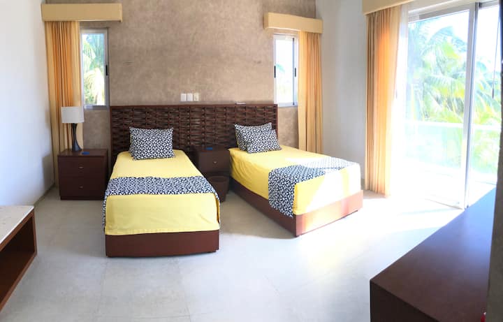 Chumba 4 cha kulala · vitanda 2 vya mtu mmoja

Chumba cha kulala 4 · Vitanda pacha 2