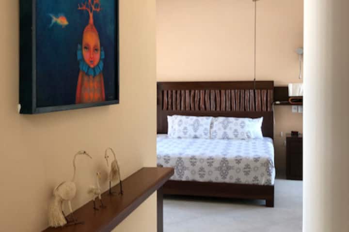 Mlango mkuu wa chumba cha kulala.

Mlango wa kuingia chumba kikuu cha kulala.