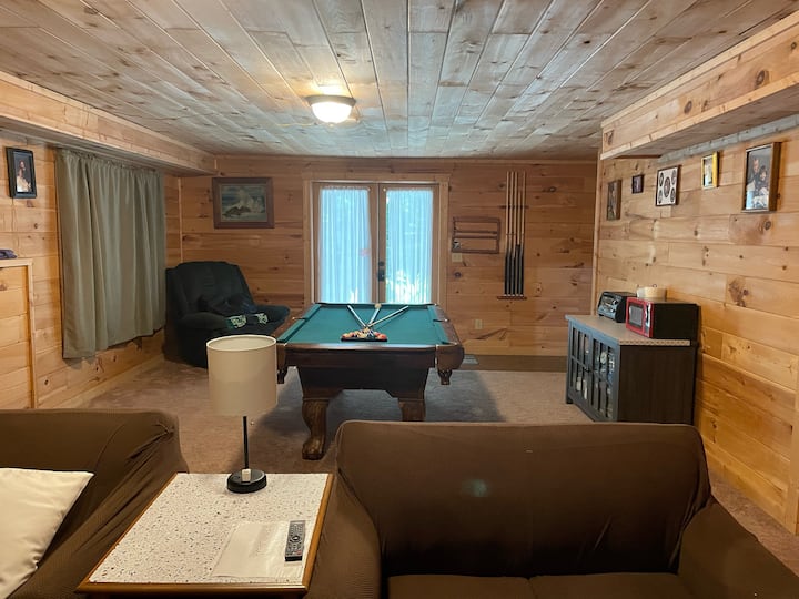 აუზის მაგიდა და შესასვლელი გარედან