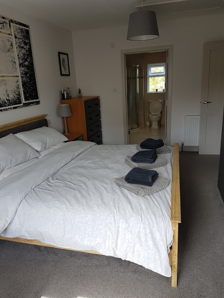 Glavna spavaća soba sa spojenim apartmanom. 