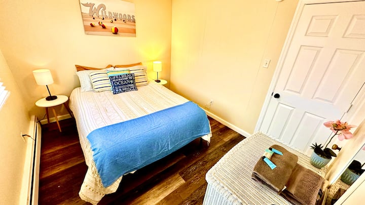 Bekväm dubbelsäng i ett lugnt rum, kompletterat med ett eget badrum för en exklusiv och vilsam upplevelse