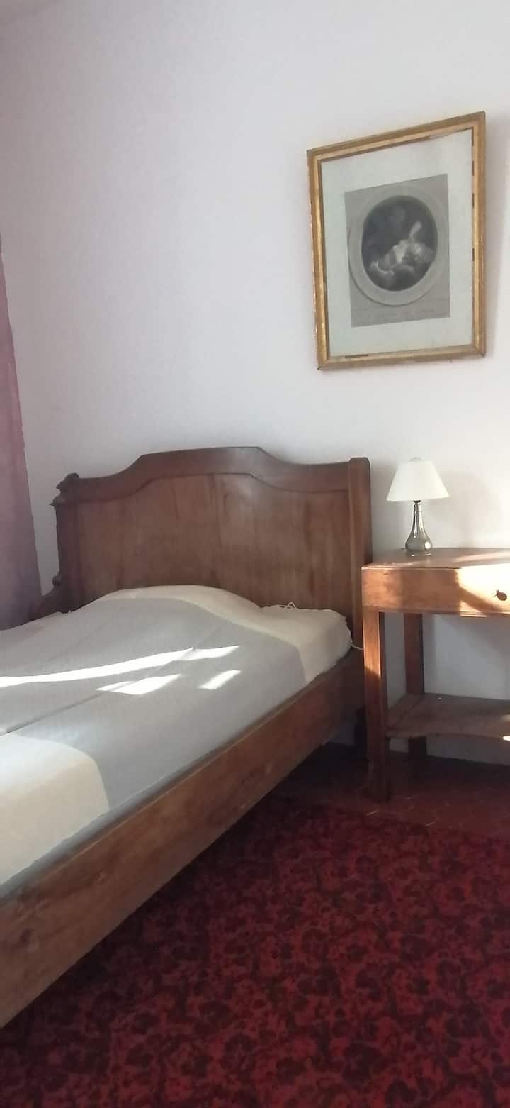 Chumba cha 4. Kwenye ghorofa ya kwanza.
Chumba kingine cha kulala kilichojaa haiba na kitanda cha zamani cha sentimita 120 na kitanda kipya cha sentimita 90. Kabati, kiti cha mikono na meza.
Inatazama kusini na inawasiliana na chumba cha kulala cha 3.