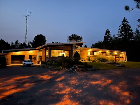 Modern Cedar Haven 8-24 Guests-Spacious-Spa-Cinema