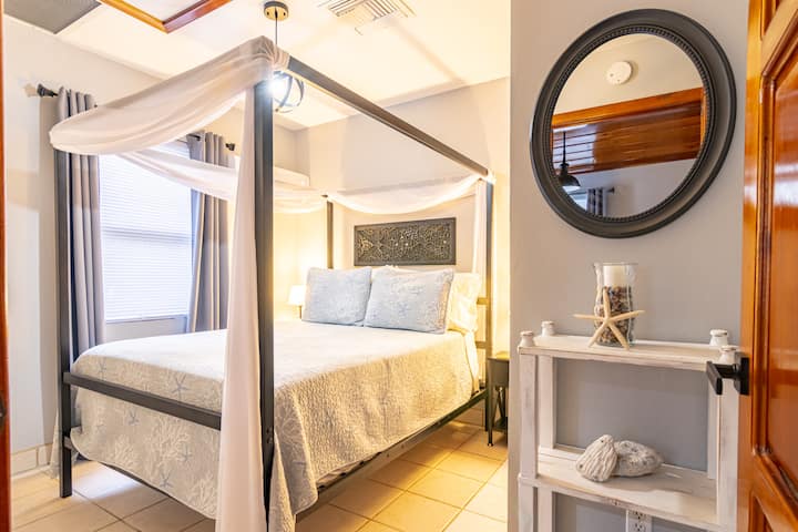 VILLA MEDIO: habitación con cama de matrimonio