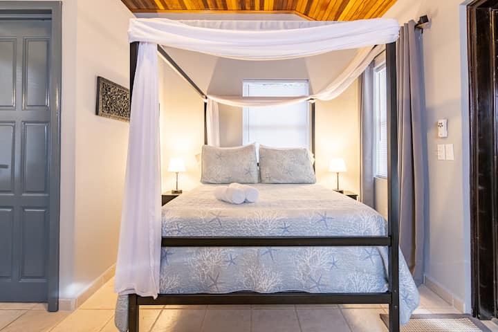 VILLA PEQUENA: habitación con cama de matrimonio