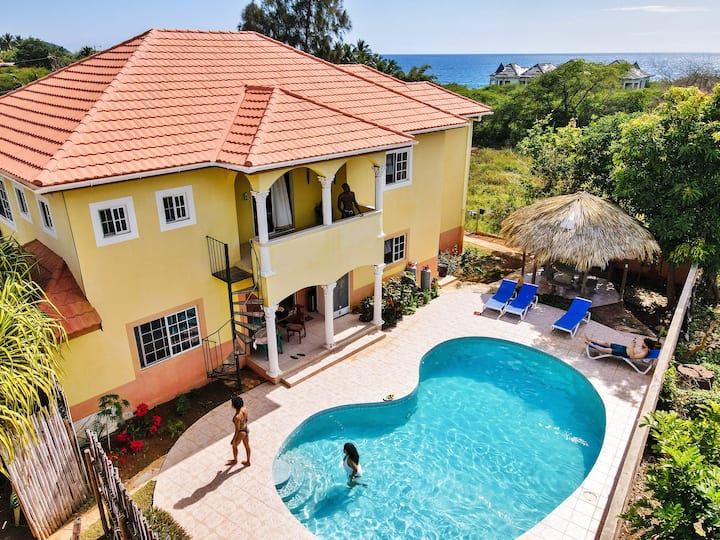 Hotel Jobs now hiring in Ocho Rios apartments for rent cheap. Earn US$300 per day  E7276382-5277-4e4b-b90d-2fbff71067cb