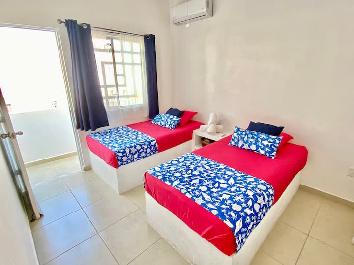 Room 2 (upper floor):  Air conditioner, fan and balcony | Cuarto 2 (planta alta): Aire acondiconado, ventilador y balcón.