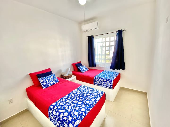 Room 3 (upper floor):  Air conditioner and fan | Cuarto 3 (planta alta): Aire acondiconado y ventilador