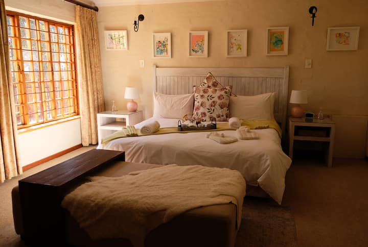 غرفة النوم الرئيسية - زجاجات الماء الساخن والبطانيات الإضافية لإبعاد البرد.