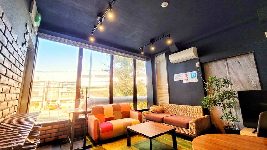 駅徒歩1分、最大22名様までご宿泊可。ご友人や家族との素敵な時間に！歓送迎会に！Wi-Fi有。 gallery image 2