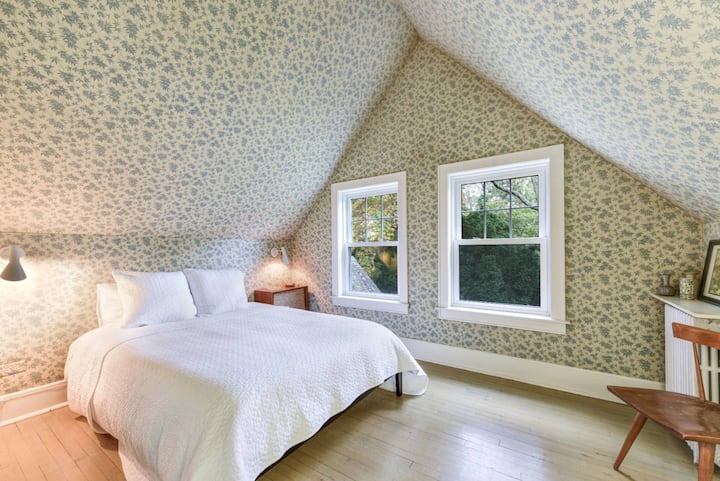 Chumba cha 2 cha kulala kina kitanda cha ukubwa wa malkia, hewa ya kati. Chumba hiki cha kulala kiko kwenye ghorofa ya 2, kina nafasi ya kutosha ya kuhifadhi nguo ndani ya kabati lililojengwa na kwa ajili ya mali binafsi wakati wa ukaaji wako.