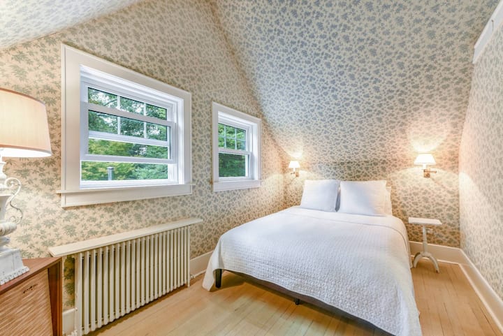 Chumba cha 3 cha kulala kina kitanda cha ukubwa wa malkia, hewa ya kati na mwonekano wa ua wa nyuma na eneo la msitu linalozunguka. Chumba hiki cha kulala kiko kwenye ghorofa ya 2 kina nafasi ya kutosha ya kuhifadhi nguo ndani ya kabati lililojengwa na mali zako binafsi wakati wa ukaaji wako.