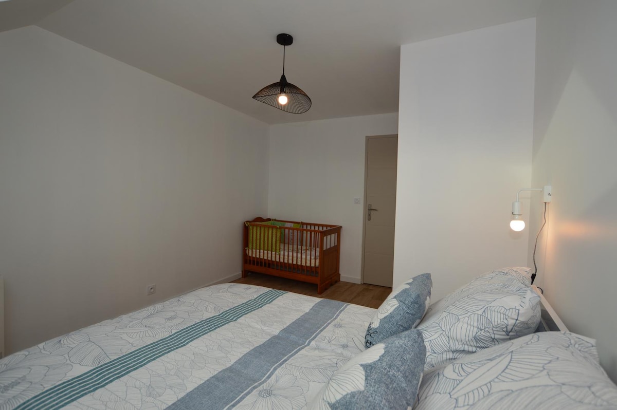 Chumba cha kulala na kitanda cha watoto