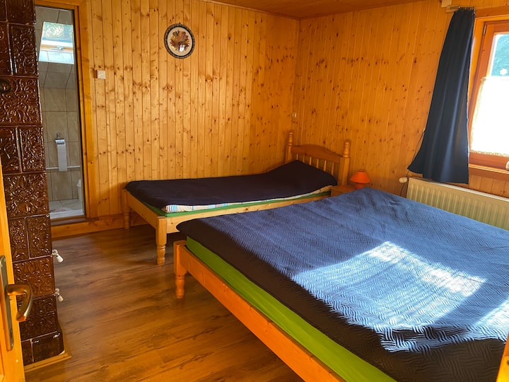 Sovrum 3 personer, med eget badrum - bottenvåning