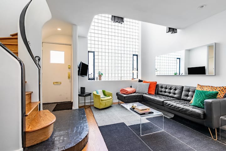 Art Deco Loft- Refugees Welcome