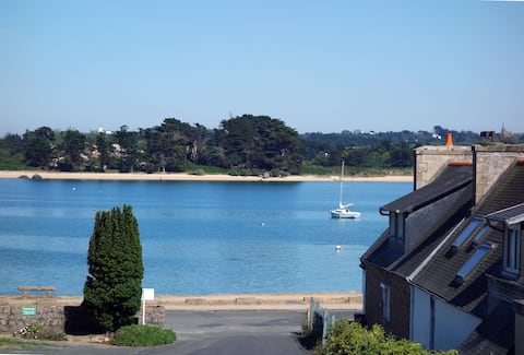 Successful Airbnb property: 3* studio, sea view with balcony, in a great location! in Trégastel