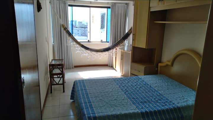 Საძინებელი 1 = შესაფერისი სივრცე ჰამაკისთვის. Bespoke კარადები.