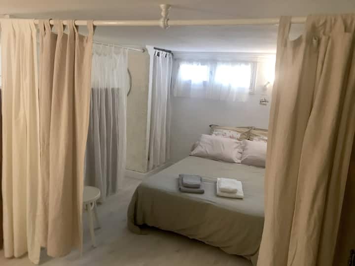 Independent STUDIO APARTMENT, 4-bedroom