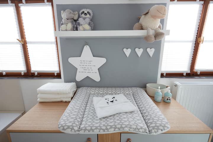 Bafu lenye meza ya kubadilisha, mashine ya kuosha na kikausha