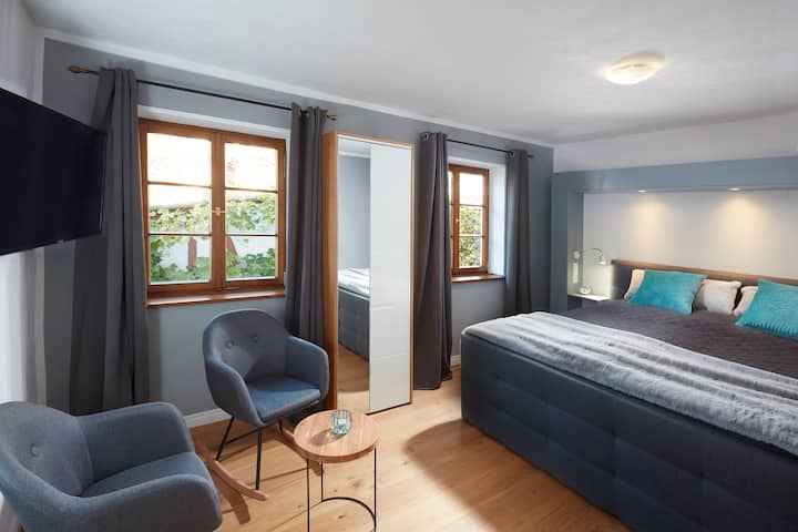 Chumba cha 4 cha kulala chenye bafu kwenye chumba
Vyumba vyote vya kulala vilivyo na kitanda cha masika,kabati na televisheni ya skrini tambarare