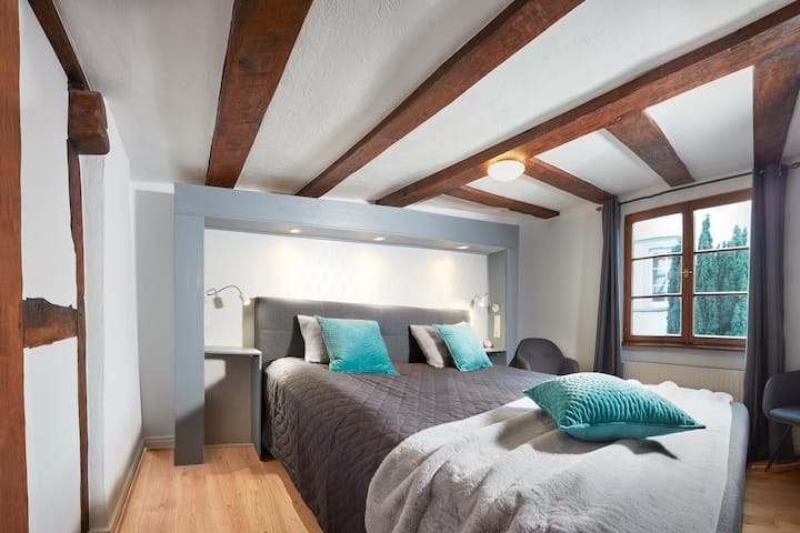 Vyumba vya kulala 3 vyenye bafu kwenye chumba
Vyumba vyote vya kulala vilivyo na kitanda cha masika, kabati na televisheni ya skrini tambarare