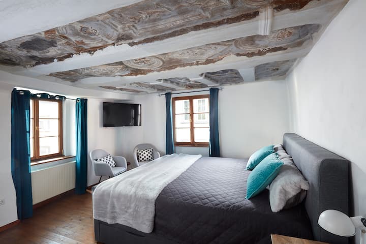 Chumba cha 2 cha kulala kilicho na dari jasiri ya kioo cha Cologne.
Vyumba vyote vya kulala vilivyo na kitanda cha masika, kabati na televisheni ya skrini tambarare