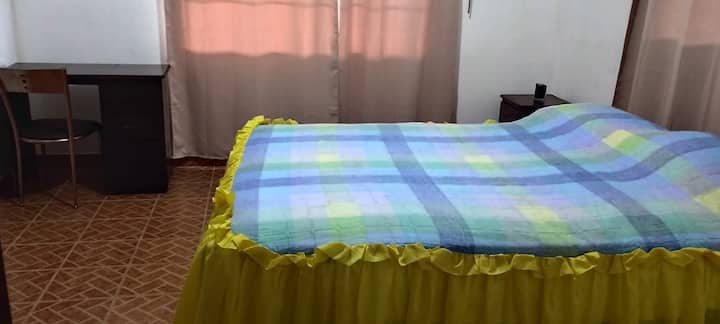 Სამუშაო მაგიდა დამზადებულია ფერმერული ტყით და დამზადებულია SR. -ის მიერ Ჩვენი გაერთიანების წევრების საკანში.