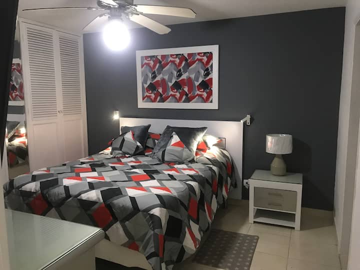 Hlavná spálňa s manželskou posteľou, pomocnými stolmi, nočnou lampou, pohodlnými svetlami na čítanie a toaletným stolíkom. 