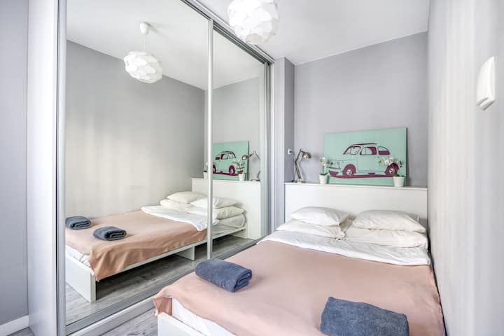 Recámara con cama doble y un clóset grande con espejos