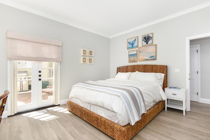 Camera da letto 4 al piano inferiore con bagno interno, scrivania e cabina armadio