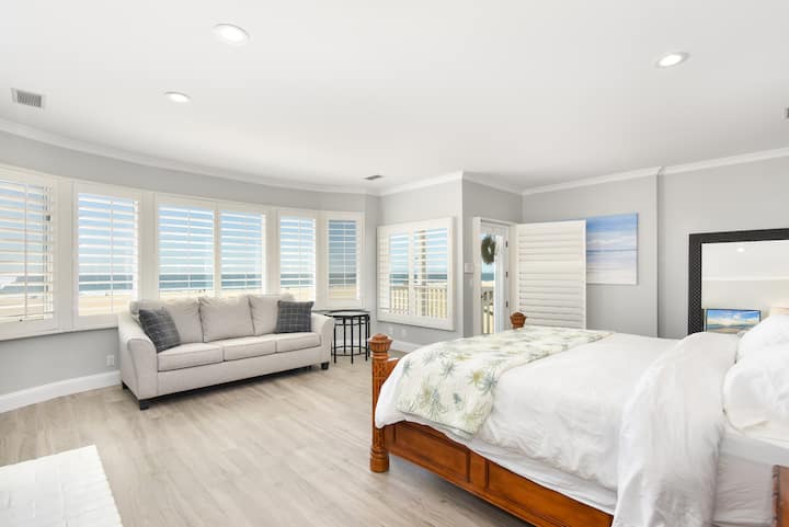 Camera padronale 1 con letto matrimoniale grande, divano letto queen-size, angolo cottura, balcone privato e bagno con vasca/doccia separata.