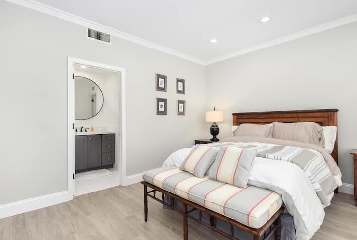 Camera da letto 2 al piano superiore con letto queen-size e bagno interno