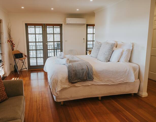 Overnewton Castle – The Homestead Cottage gallery image 3