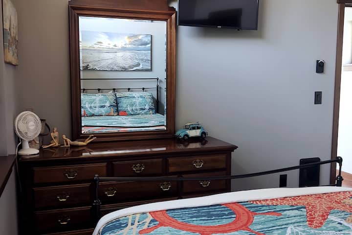 Cama tamaño queen en el segundo dormitorio