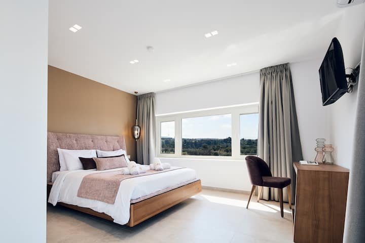 Prostrana spavaća soba s bračnim krevetom i uredskim prostorom!