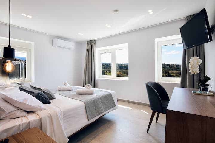 Spavaća soba s bračnim krevetom i očaravajućim pogledom!