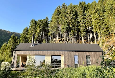 Bright and cozy cabin next to the fjord