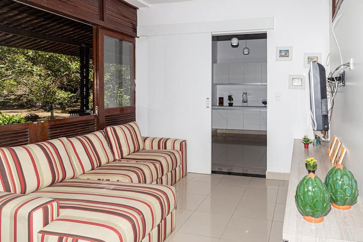 Მისაღები ოთახი (ტელევიზორი მუშაობს მხოლოდ ვიდეოთამაშში)