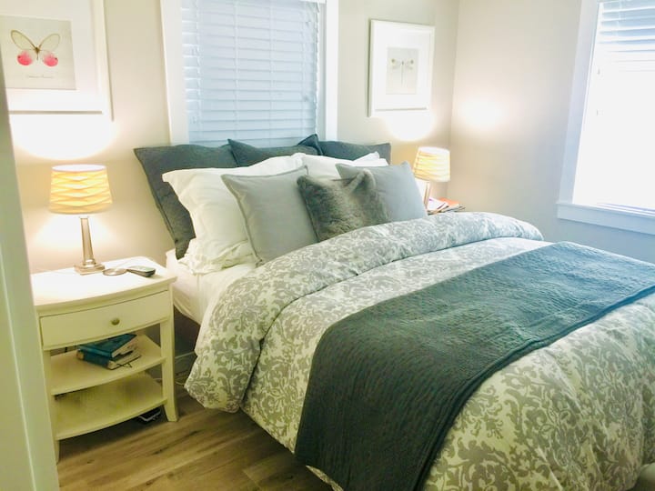 主卧配备全躺/可调节的Tempurpedic床，并配备按摩功能！  您可以选择羽绒和泡沫-凝胶枕头。 卧室配有大型智能电视和梳妆台抽屉，茶几和独立灯具。