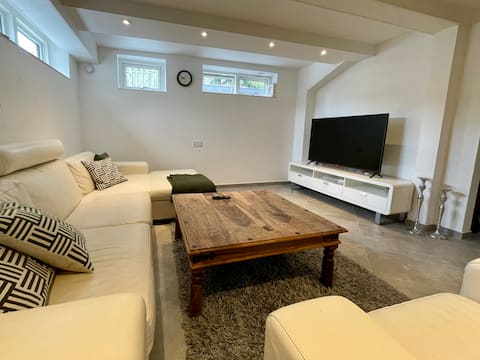 Large apartment in basement in Villa/ own entry