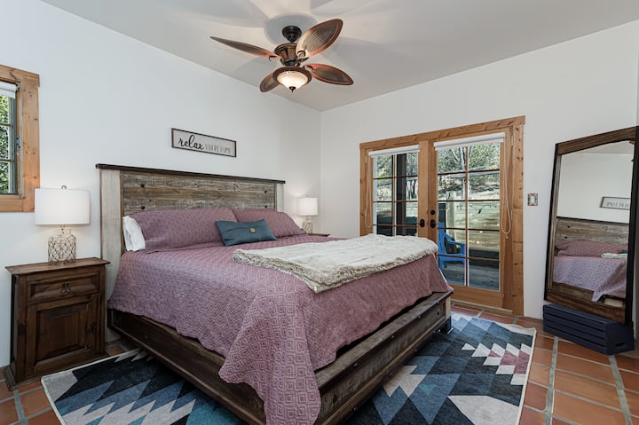 Пространа главна спална соба со брачен кревет (широк 180-220 см). Вратите на приватниот двор.