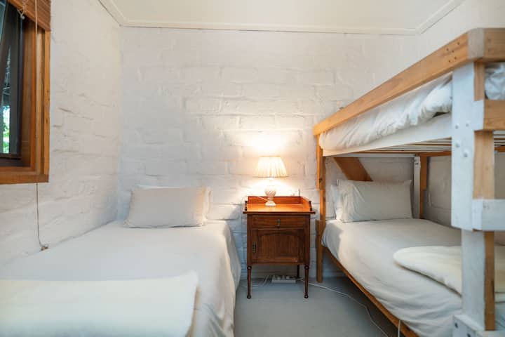 Спална соба 2 со 2 единечни кревета. Креветот на спрат веќе не е таму. 