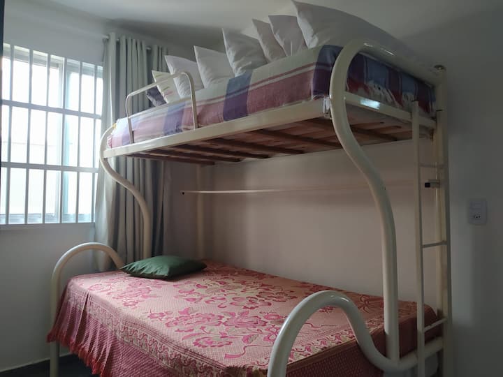 غرفة النوم 3 مزدوجة في الطابق السفلي وغرفة مفردة في الأعلى