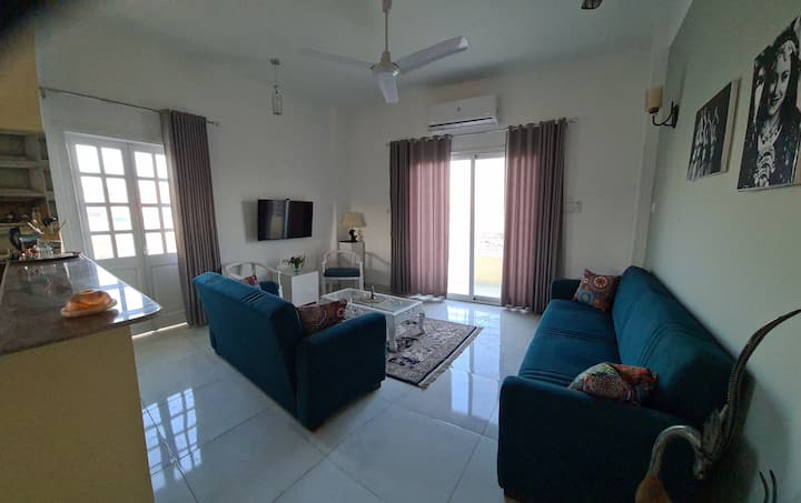 مطبخ لتناول الطعام مع سرير أريكة