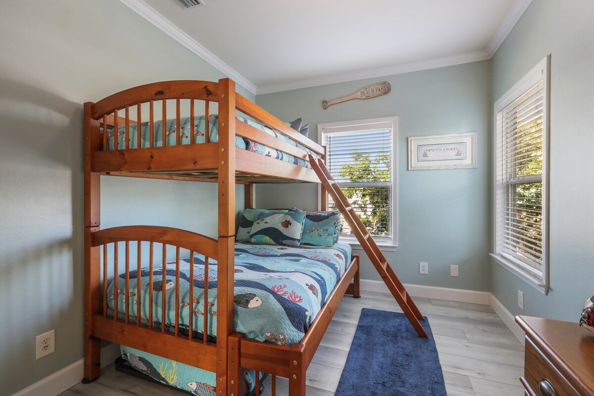 BR #3 na kitanda kamili chini, twin juu, pamoja na trundle ya kuvuta nje