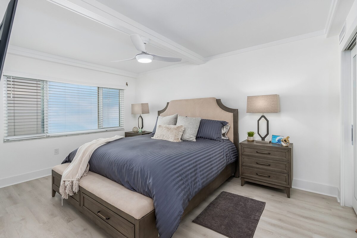 Kitanda aina ya King katika Chumba cha kulala cha Master