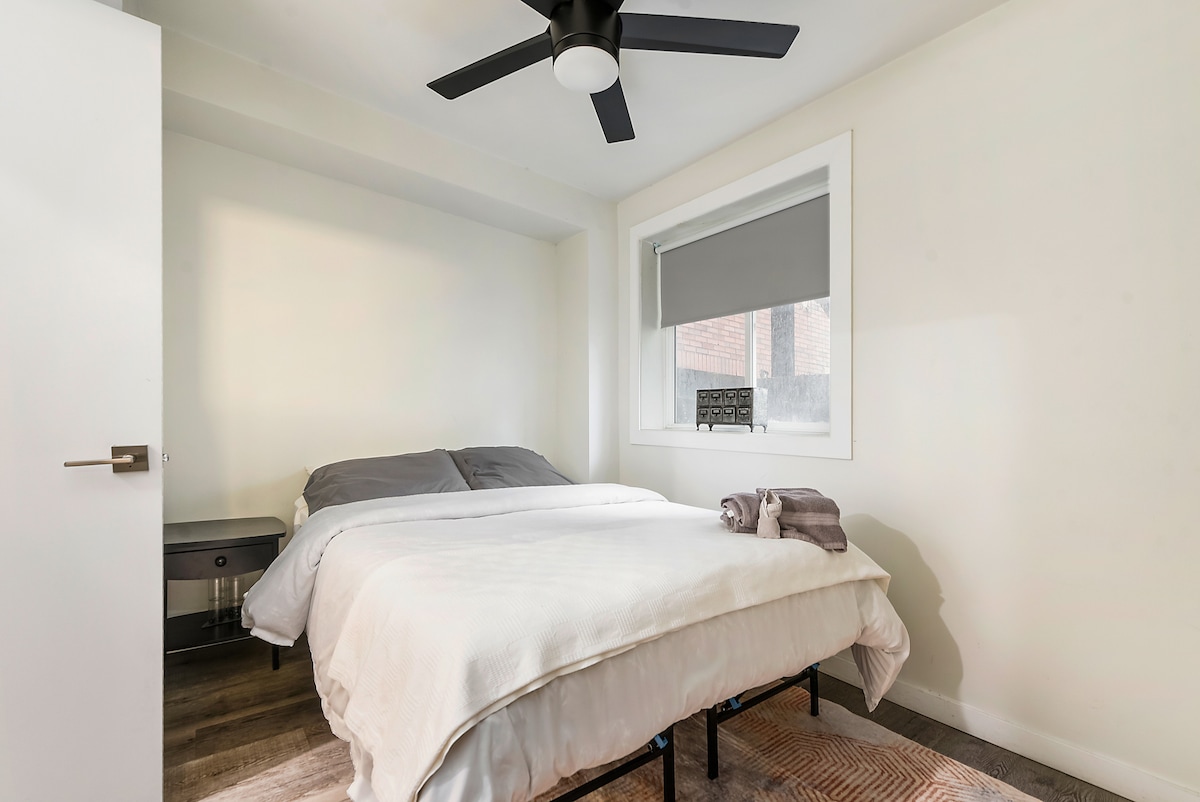 מקום מפלט צמוד עם תאורה רכה, מצעים מפוארים ופלטת צבעים נייטרלית למנוחה אולטימטיבית.