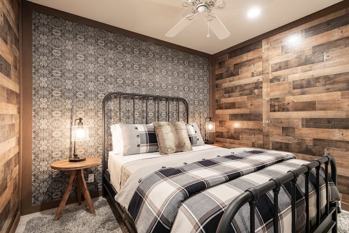 חדר שינה 4 עם מיטת קווין סייז במרתף. 